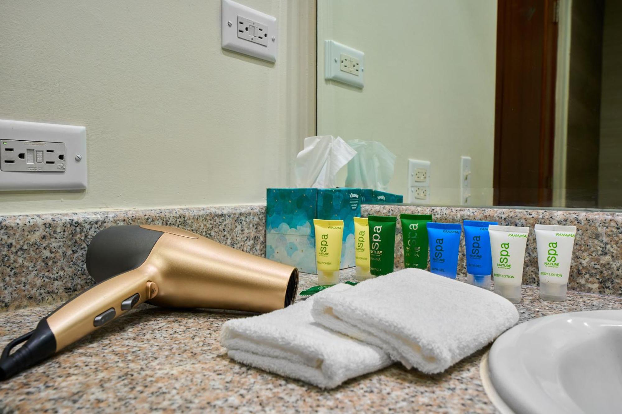 Gran Evenia Bijao Hotel Santa Clara  Exterior foto A hair dryer and toiletries in a hotel bathroom