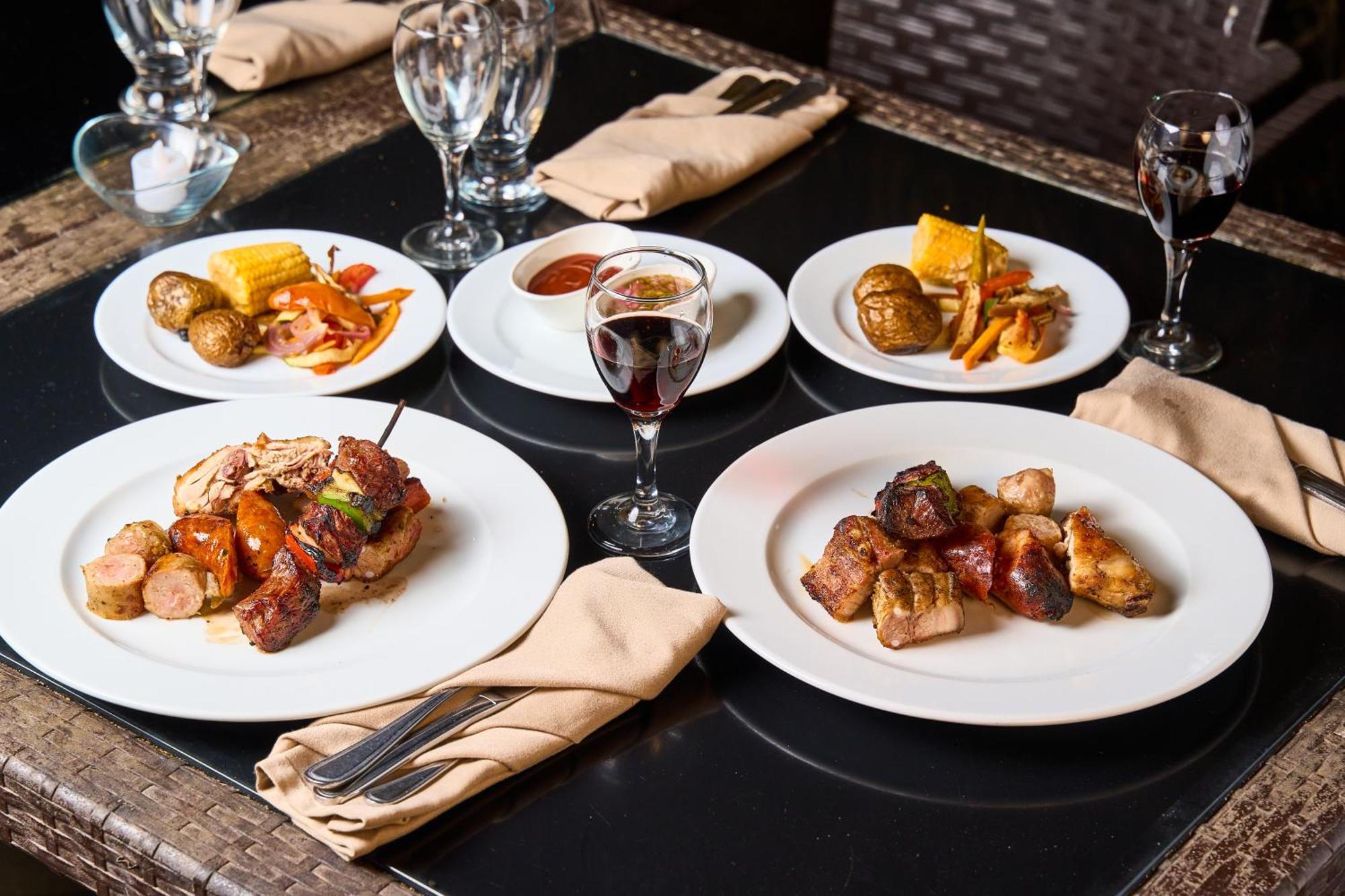Gran Evenia Bijao Hotel Santa Clara  Exterior foto A selection of dishes at the restaurant