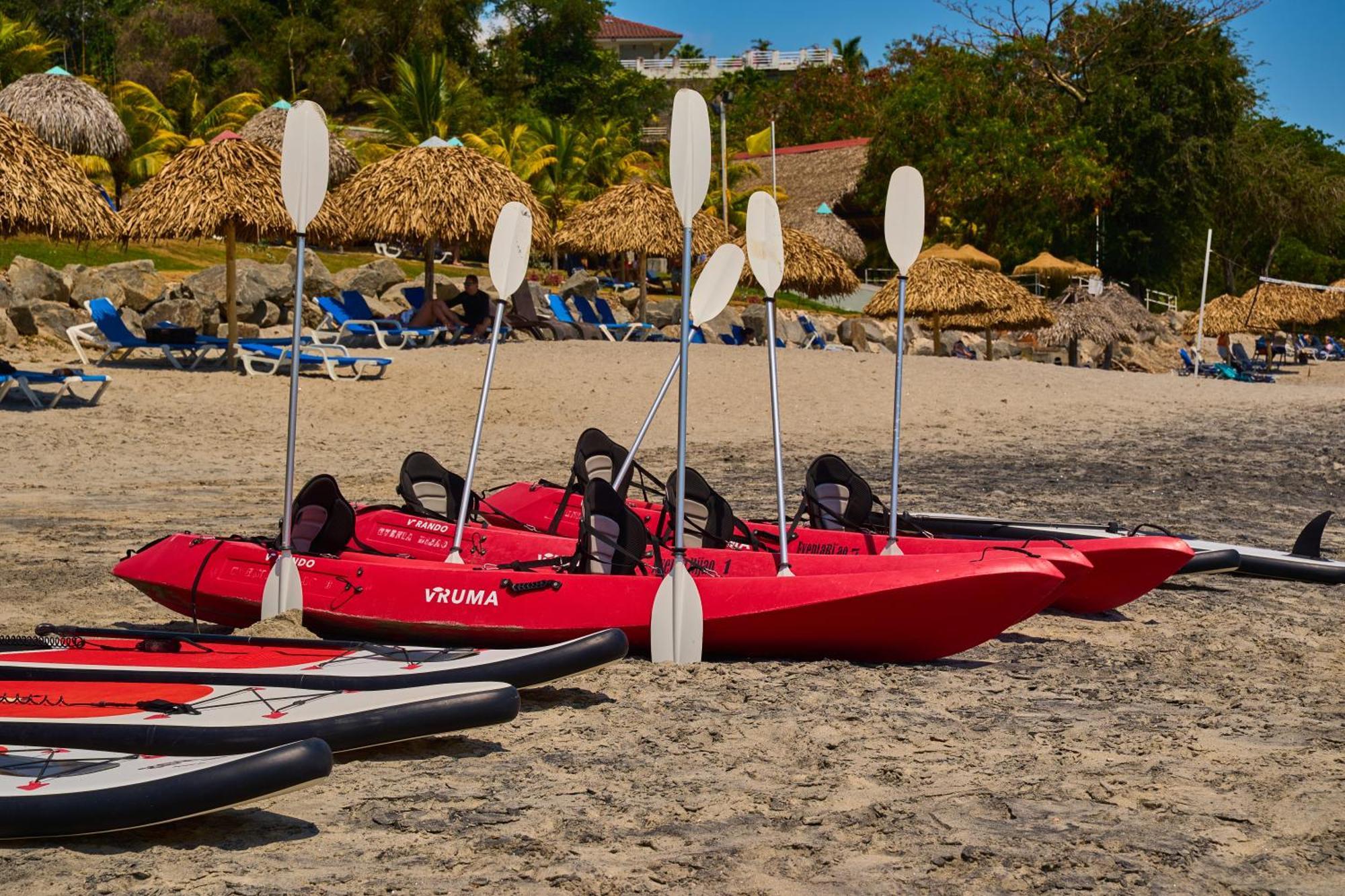 Gran Evenia Bijao Hotel Santa Clara  Exterior foto Kayaks on the beach