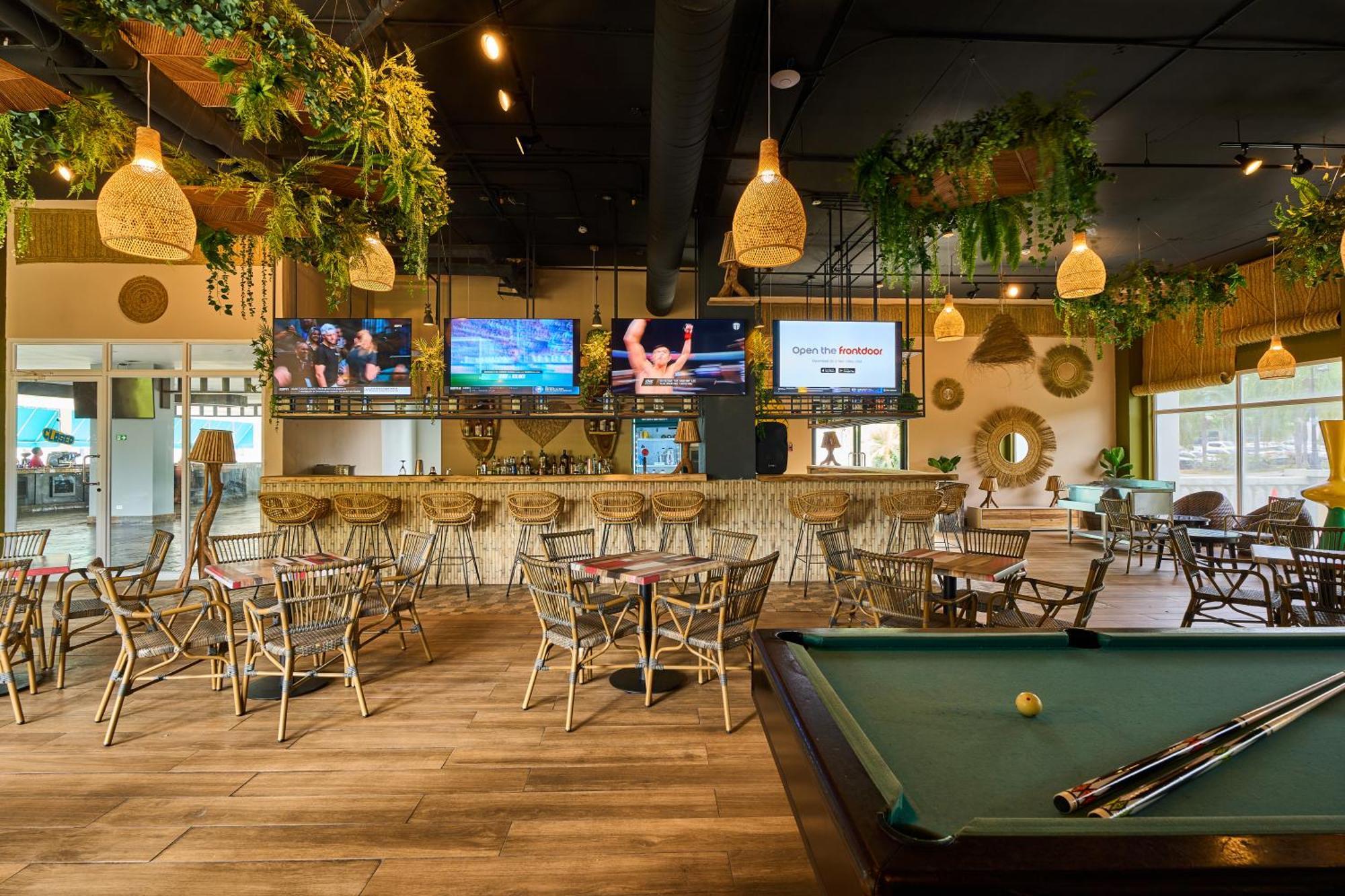 Gran Evenia Bijao Hotel Santa Clara  Exterior foto The interior of a typical sports bar