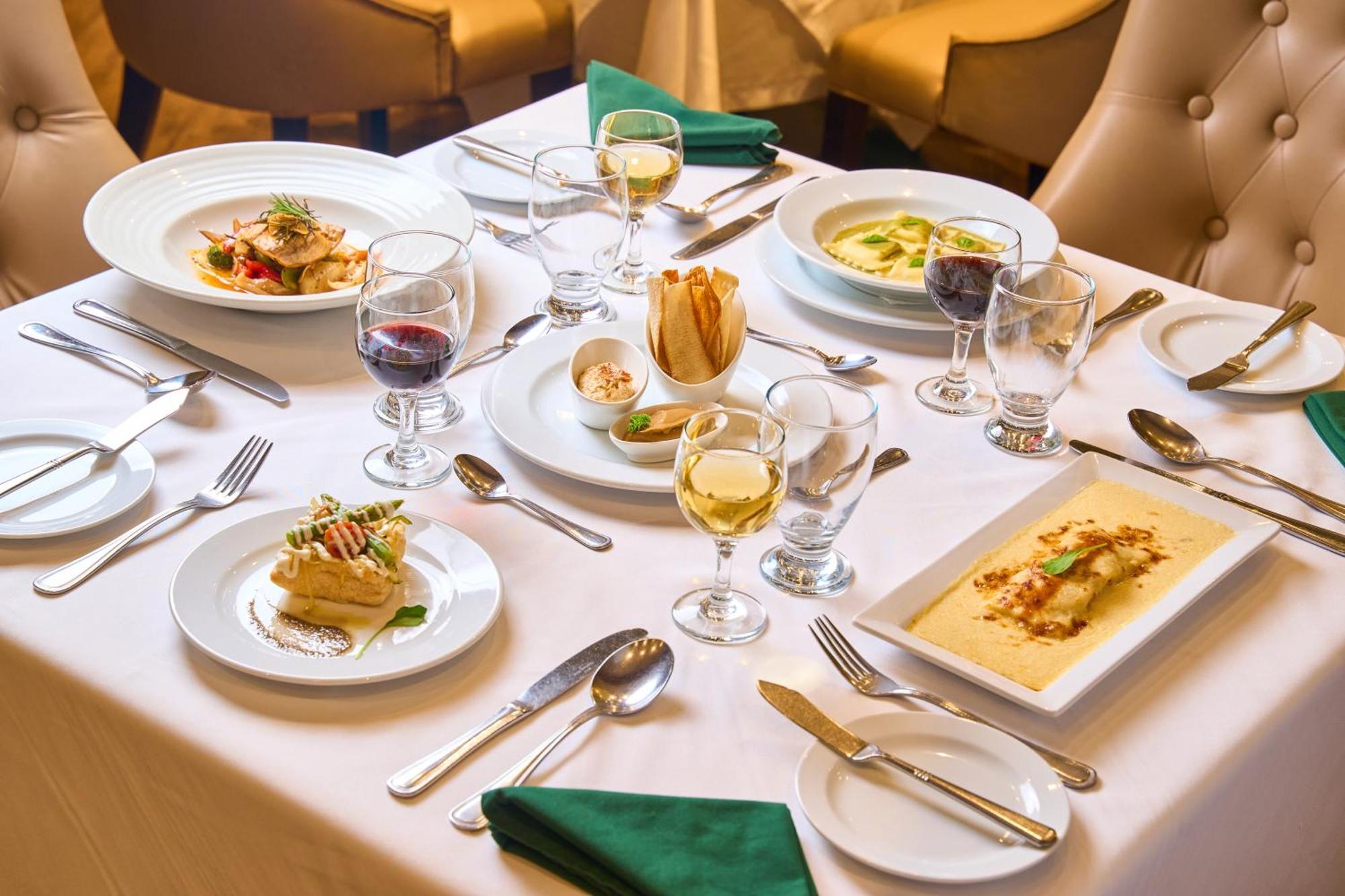 Gran Evenia Bijao Hotel Santa Clara  Exterior foto A table set for fine dining