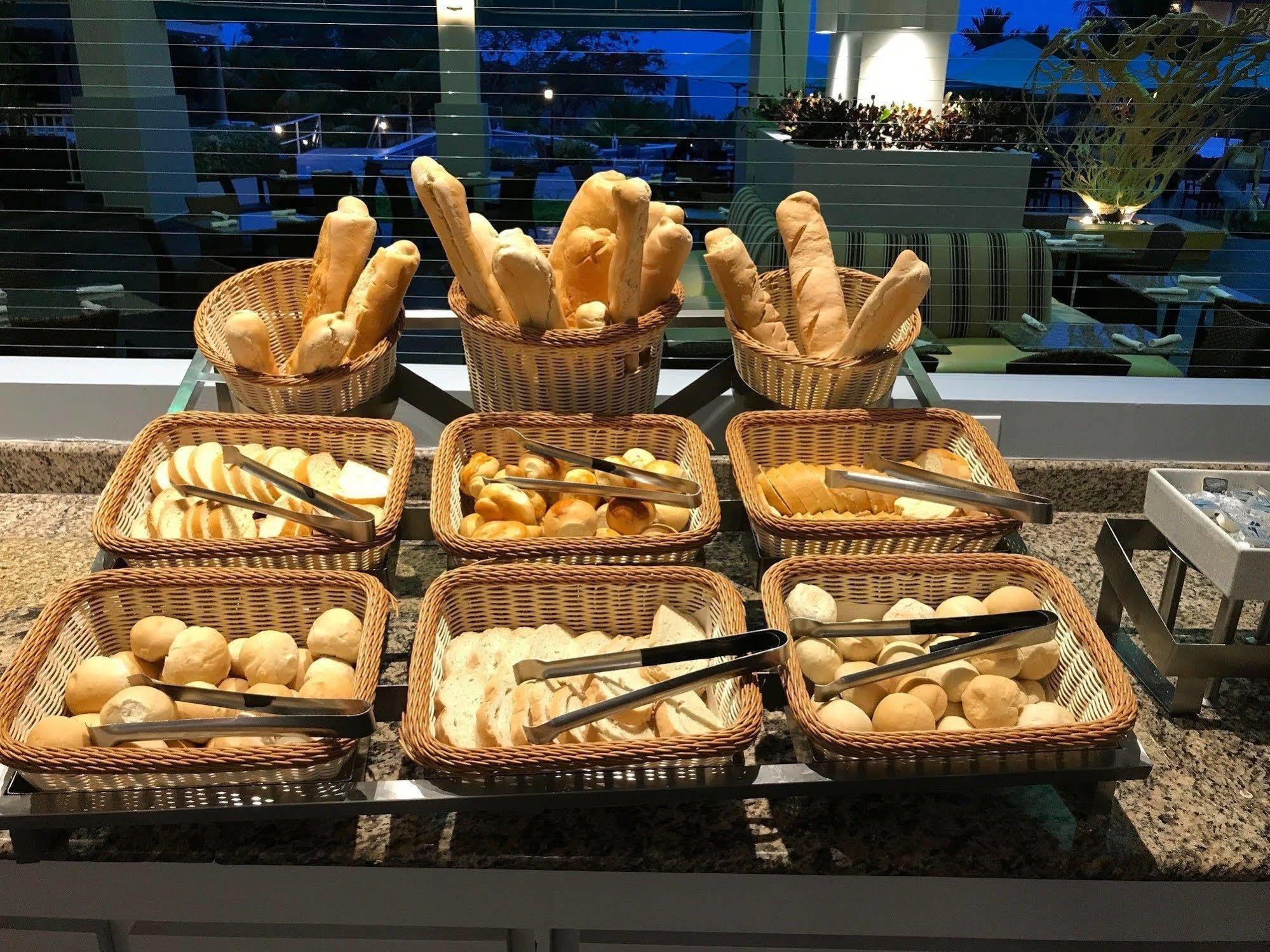 Gran Evenia Bijao Hotel Santa Clara  Exterior foto Bread at a buffet